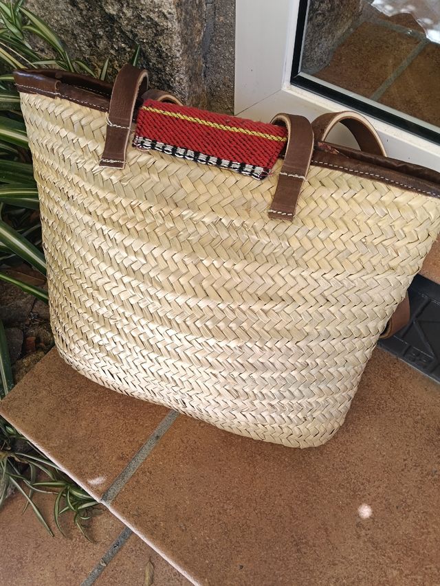 Nuova borsa in paglia e pelle di qualità e un'altra borsa regalo