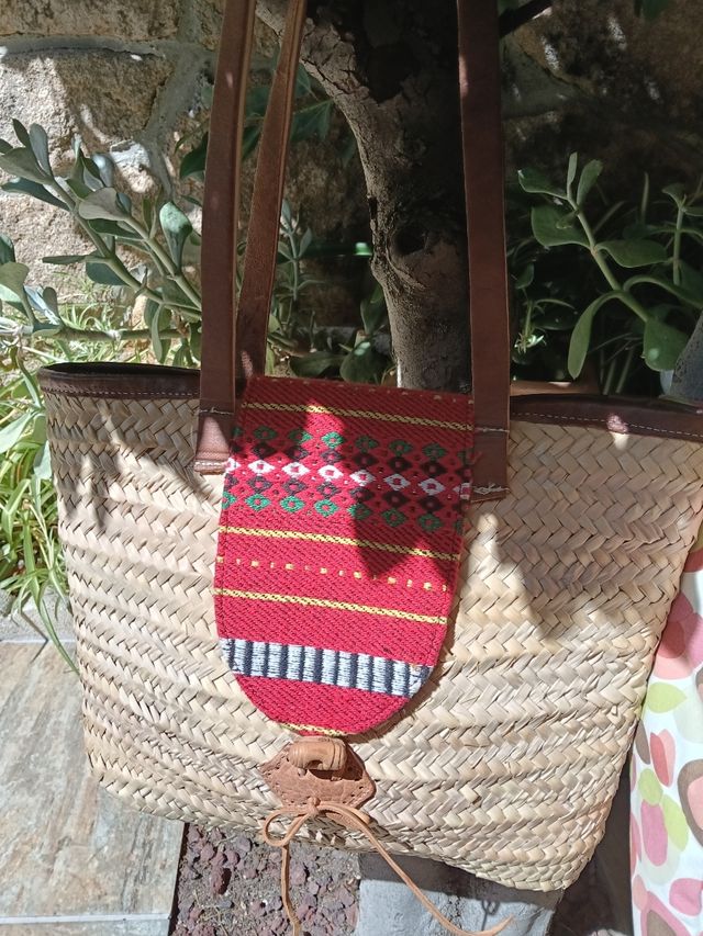 Nuova borsa in paglia e pelle di qualità e un'altra borsa regalo