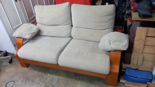 Sofá de 2 plazas beige y madera