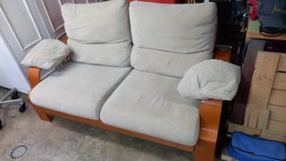 Sofá de 2 plazas beige y madera
