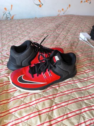 Zapatillas Nike Baloncesto Negras y Rojas