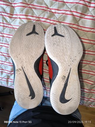 Zapatillas Nike Baloncesto Negras y Rojas