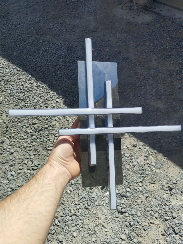 Apliques de pared LED plateados.