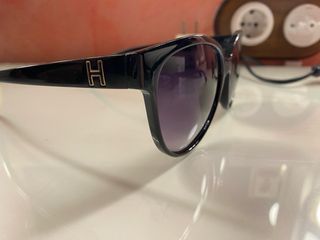 Gafas de sol negras y moradas