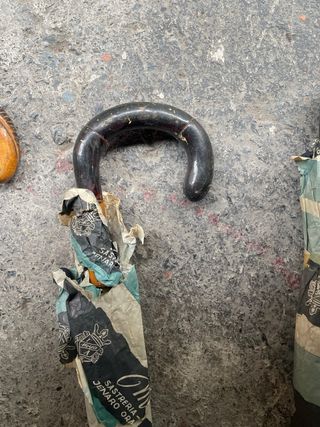 3 Paraguas antiguos con mango de madera 