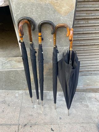 3 Paraguas antiguos con mango de madera 