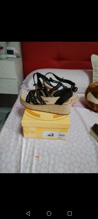 Cuñas negras con tachuelas