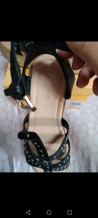 Cuñas negras con tachuelas