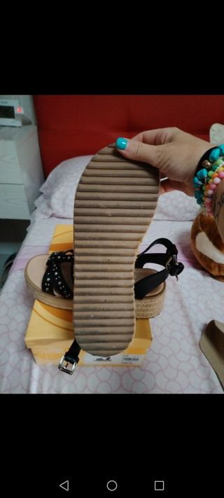Cuñas negras con tachuelas
