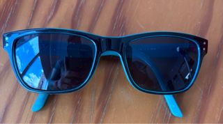 Gafas de sol infantiles negras y azules