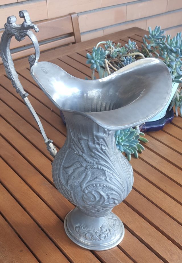 Brocca artistica in peltro lavorata