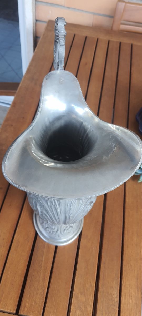 Brocca artistica in peltro lavorata