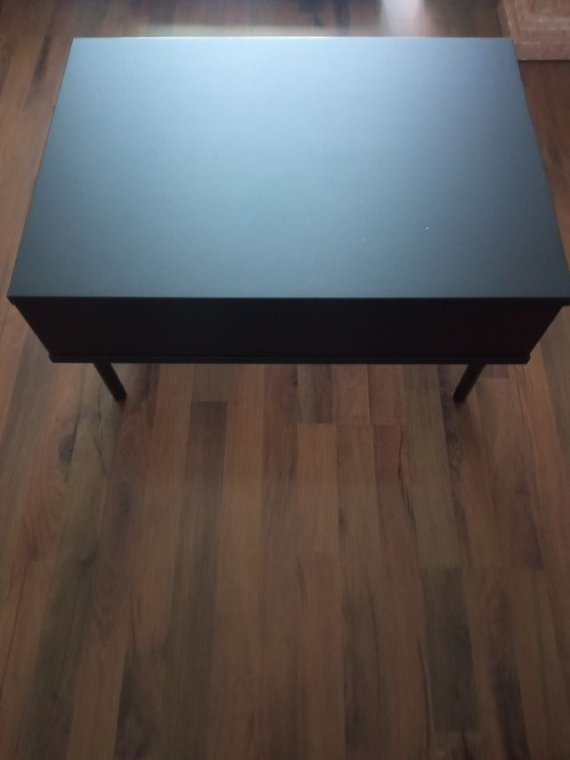 Mesita auxiliar negra y marrón