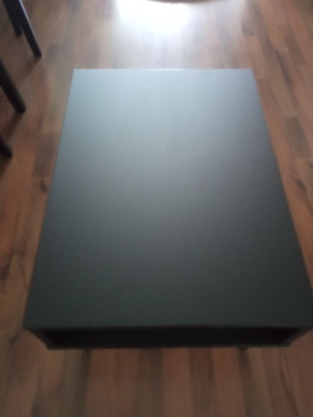 Mesita auxiliar negra y marrón