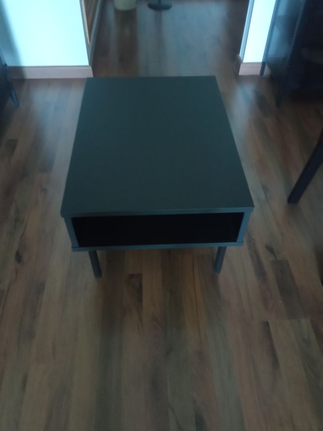 Mesita auxiliar negra y marrón