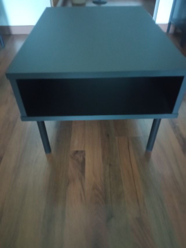 Mesita auxiliar negra y marrón