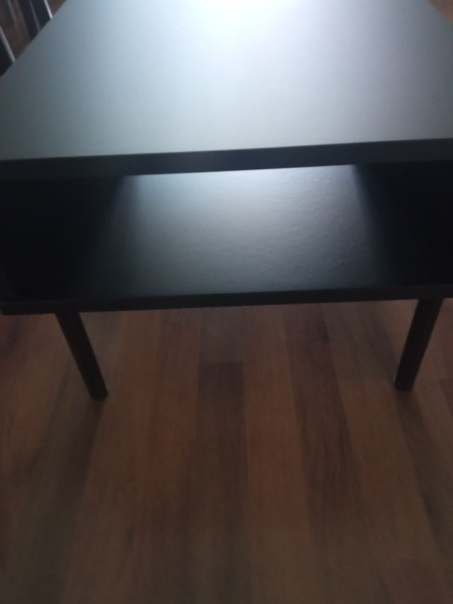 Mesita auxiliar negra y marrón