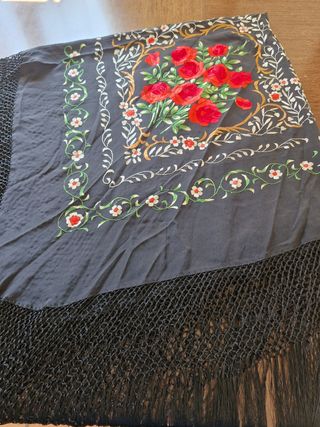 Manton de Manila negro bordado flores rojas