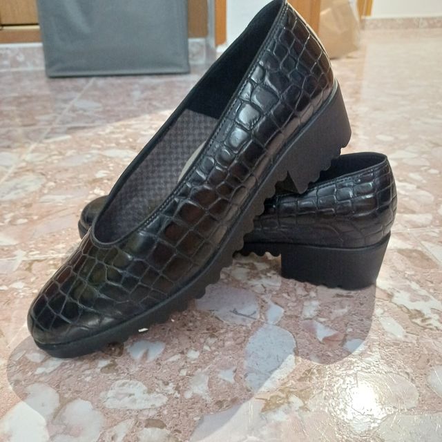 Zapatos de mujer negros , cuero