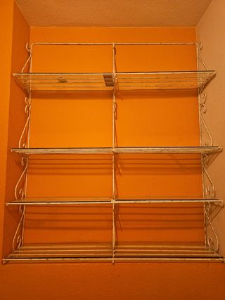 Estantería metálica con baldas de cristal