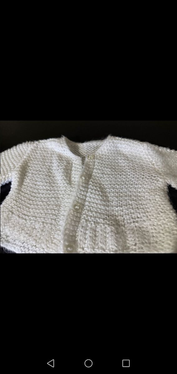 Roupa de bebé em malha branca