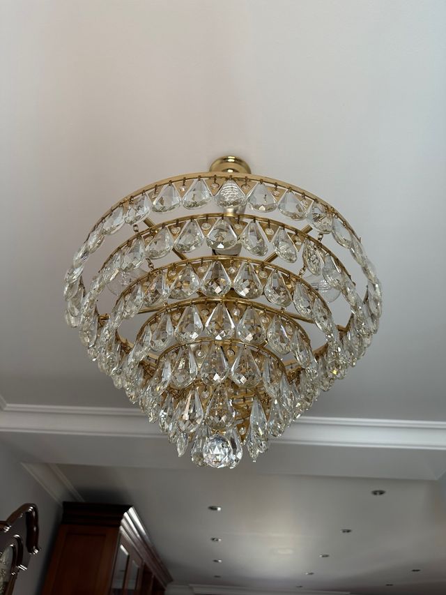 Lámpara de araña dorada con cristales