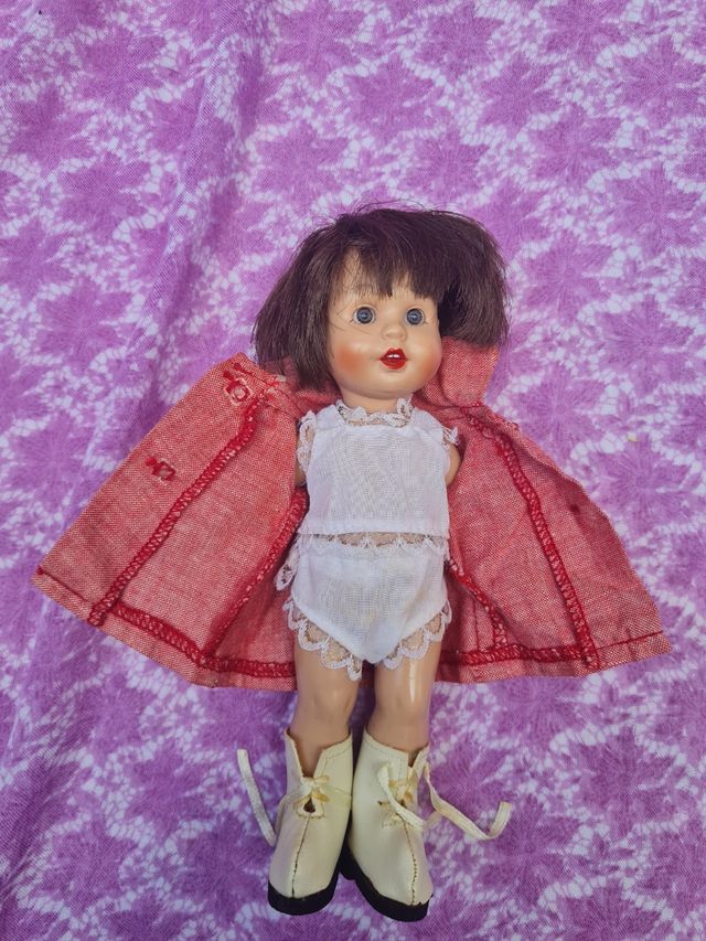 Muñeca vintage con abrigo rojo