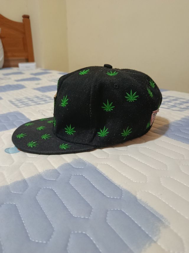 Gorro ajustable con diseño de hojas