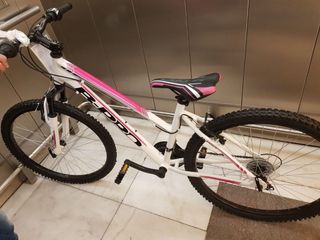 Bicicleta de montaña blanca y rosa
