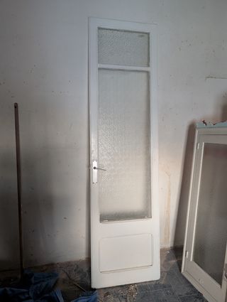 Puerta blanca con cristal
