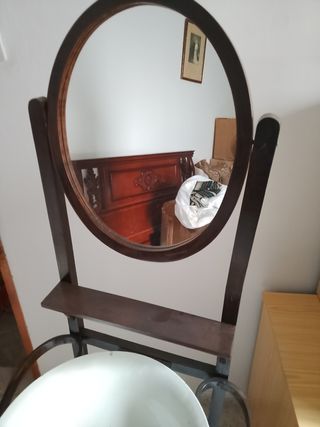 Lavabi e appendiabiti antichi in legno
