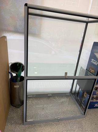 Vitrina grande de cristal y metal
