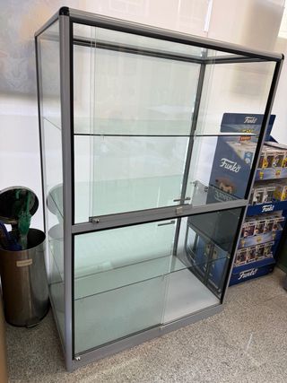 Vitrina grande de cristal y metal