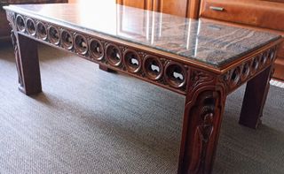 Mesa de madera maciza con tapa de granito