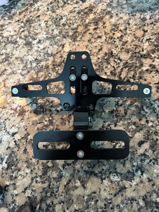 Portamatrículas  retraible  de moto negro
