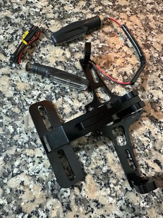 Portamatrículas  retraible  de moto negro
