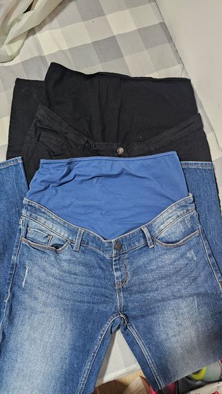 Pantalones premamá negros y vaqueros