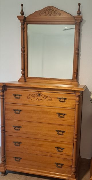 Cómoda de madera con espejo