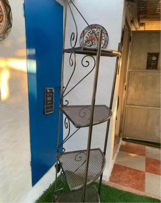 Estantería metálica de esquina