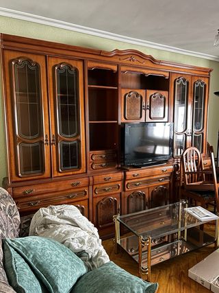 Mueble de salón de madera y cristal