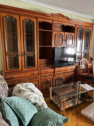 Mueble de salón de madera y cristal