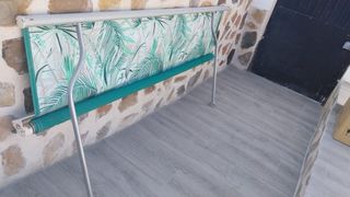 Toldo con estampado tropical