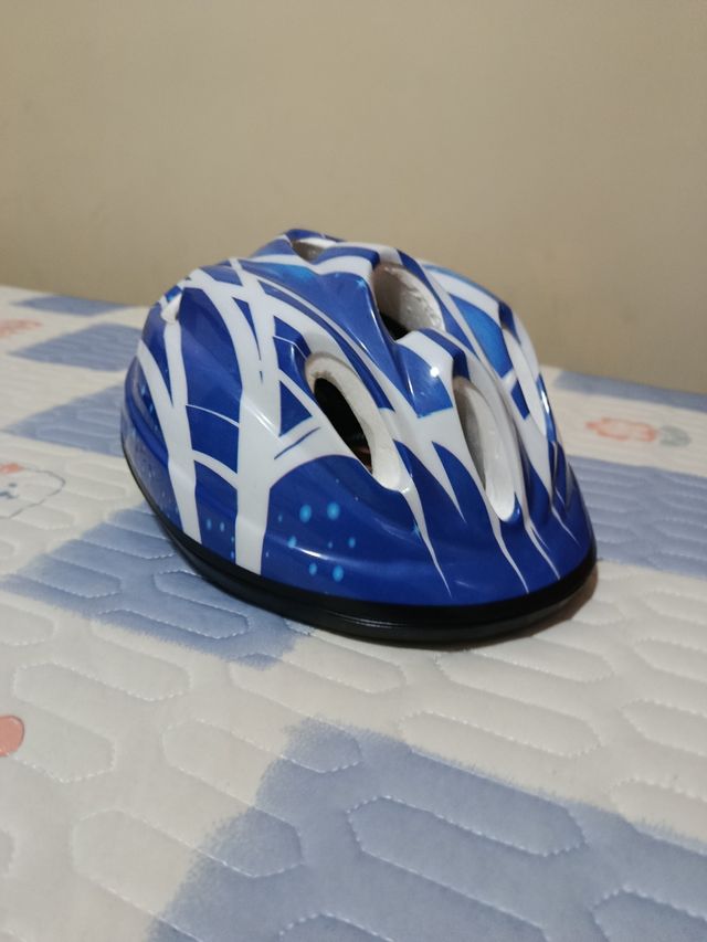 Casco de bici infantil azul y blanco
