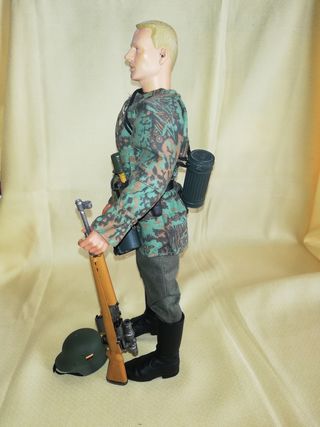 Figura militar SS uniforme camuflaje