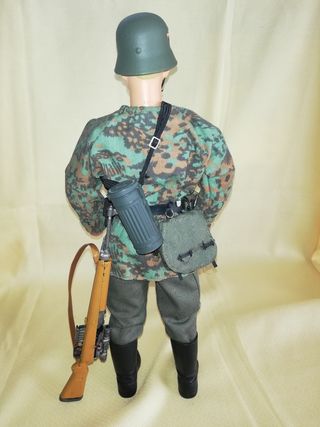 Figura militar SS uniforme camuflaje