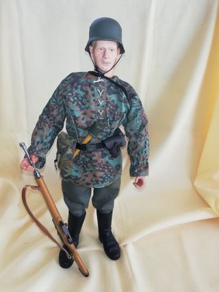 Figura militar SS uniforme camuflaje