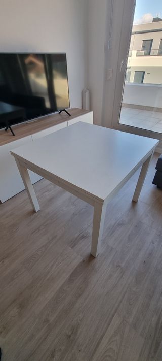 Mesa extensible blanca de madera