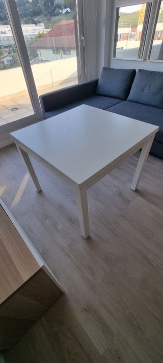 Mesa extensible blanca de madera