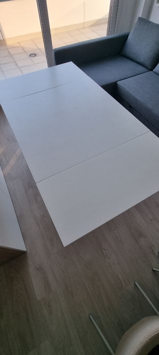 Mesa extensible blanca de madera