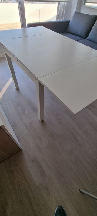 Mesa extensible blanca de madera